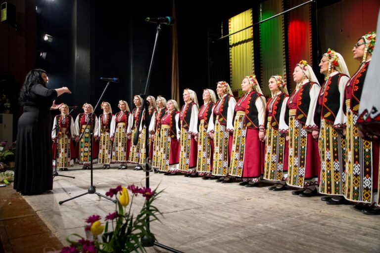 Ансамбъл за народни песни и танци „Мадара“